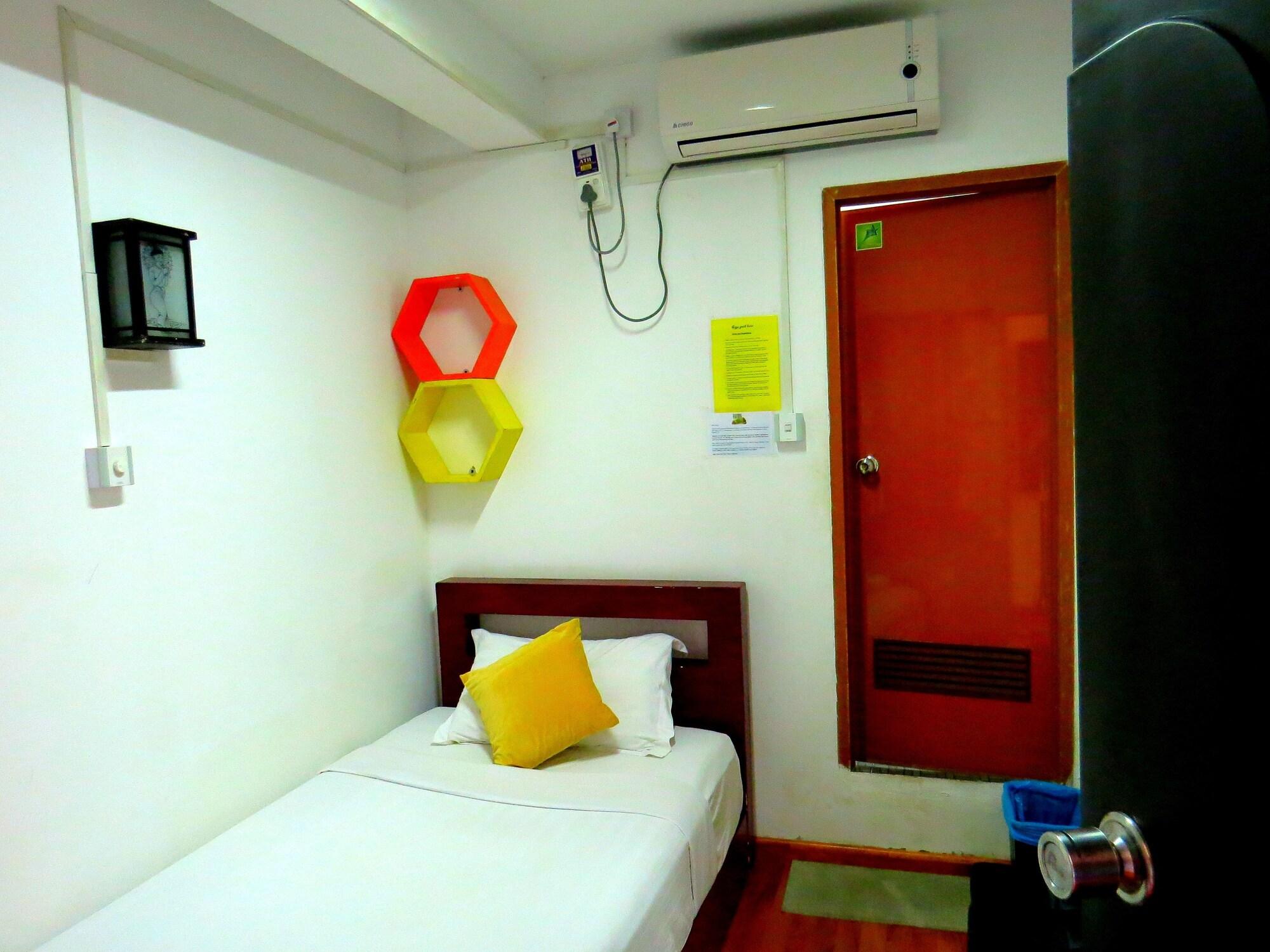 Agga Youth Hotel Янгон Экстерьер фото