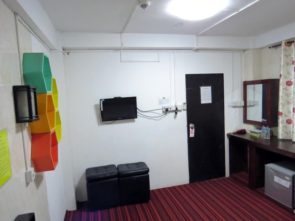 Agga Youth Hotel Янгон Экстерьер фото