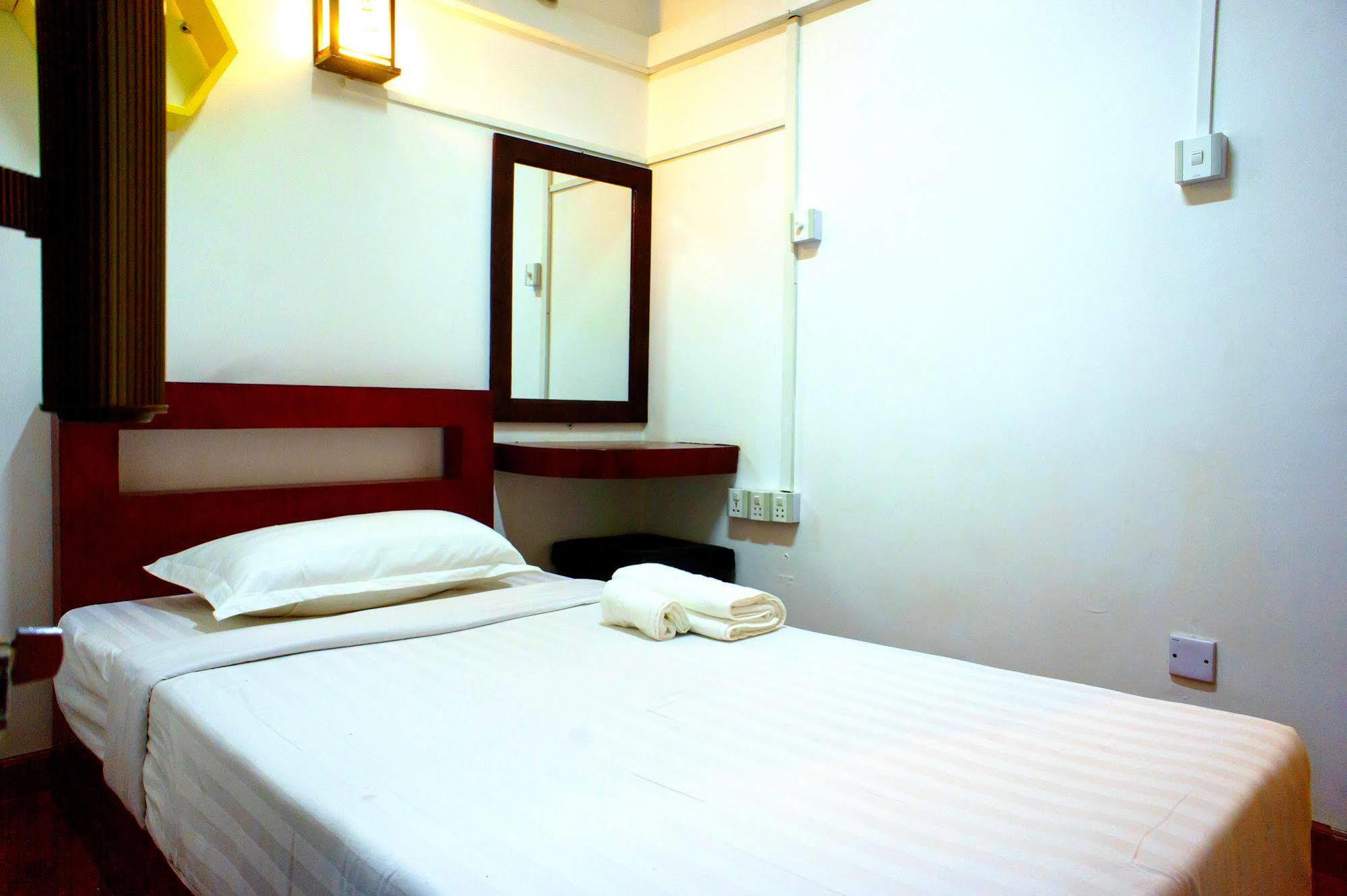 Agga Youth Hotel Янгон Экстерьер фото