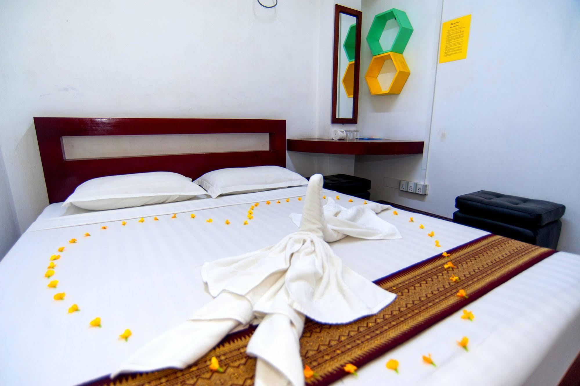 Agga Youth Hotel Янгон Экстерьер фото